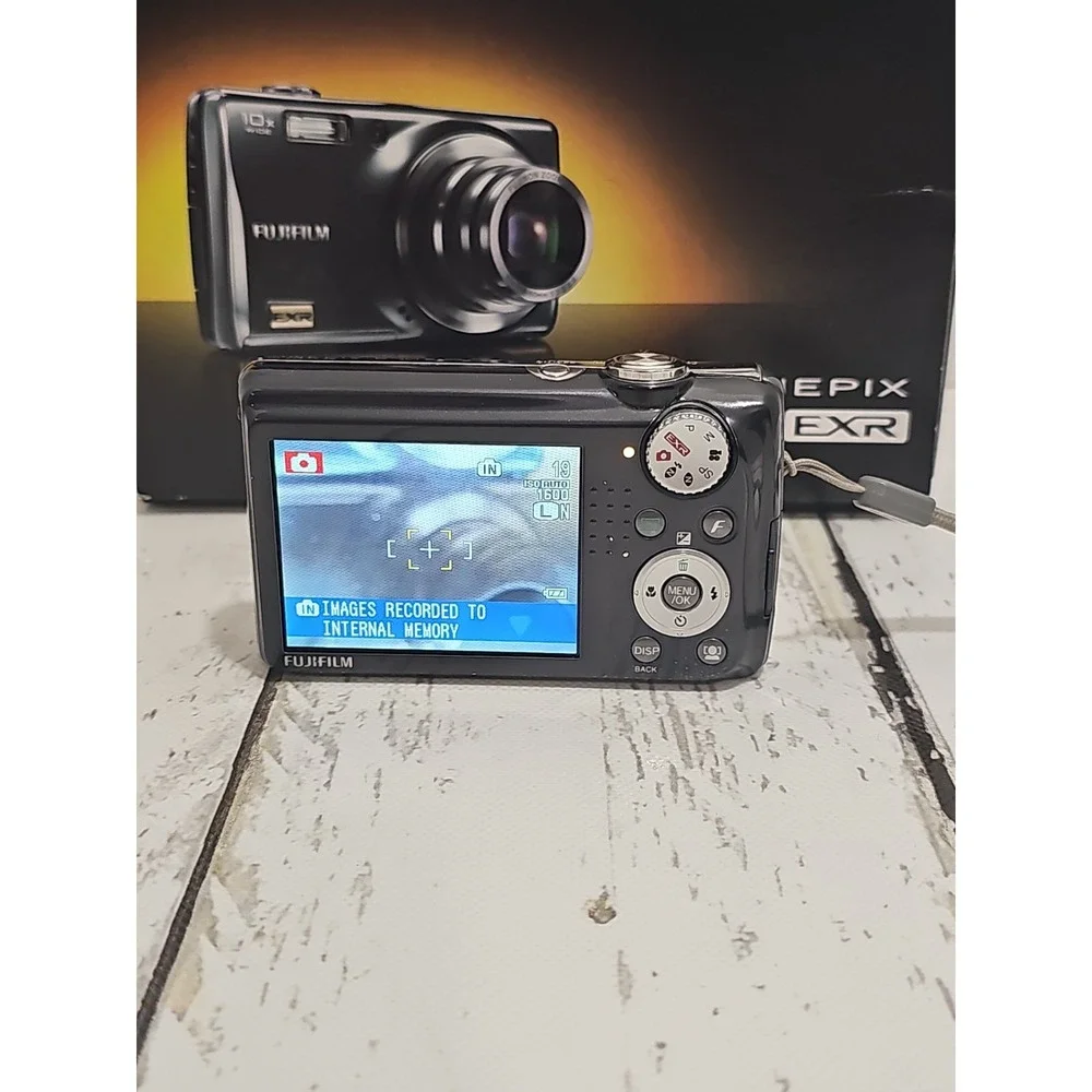 Fujifilm FinePix F70EXR 10MP Digital Camera 10x Zoom Gunmetal Tested